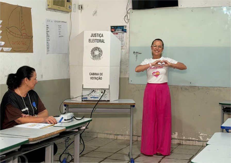 Natasha Slhessarenko vota em Cuiabá acompanhada da mãe, Serys, e fala em ‘coroação da democracia’