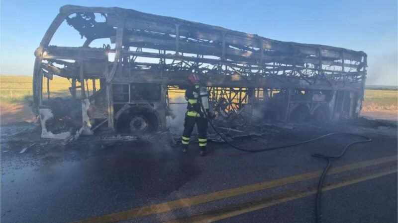 Corpo de Bombeiros combate incêndio em ônibus de viagem em Campo Verde