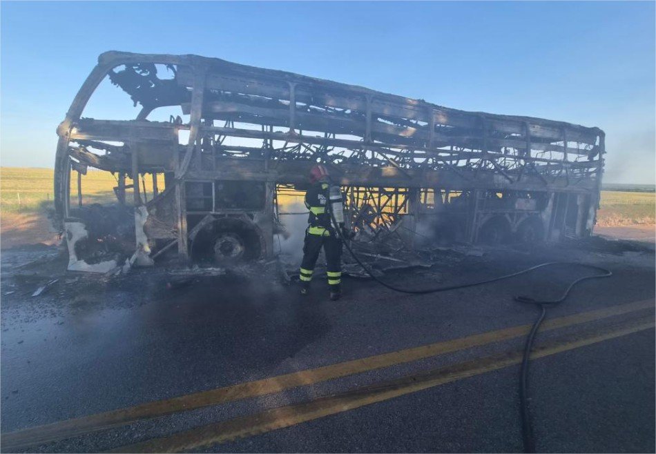 Corpo de Bombeiros combate incêndio em ônibus de viagem em Campo Verde