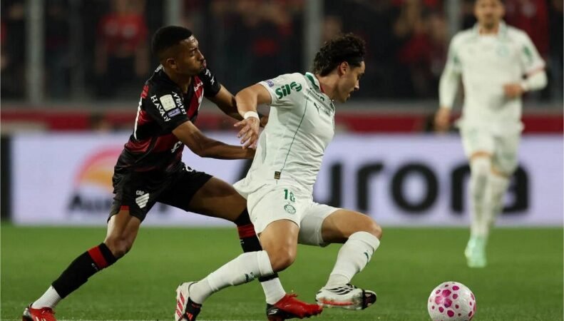 Com um a menos, Palmeiras bate Athletico e volta à ponta do Brasileiro