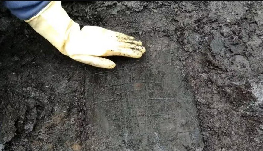 Arqueólogos encontram antigo jogo russo nas costas de pá de madeira