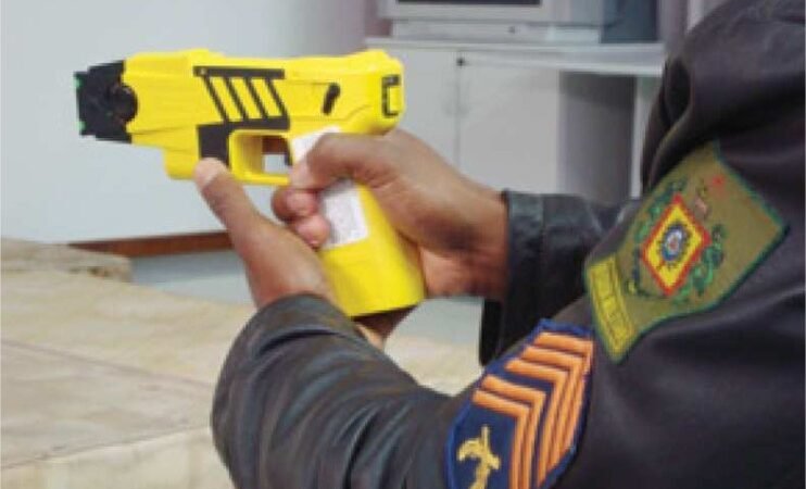 Homem surta, ameaça policiais e é contido com taser dentro de UPA