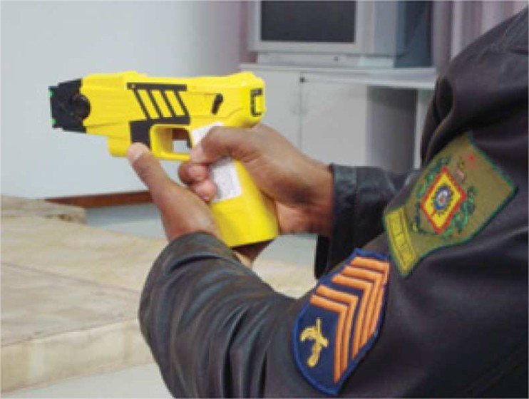 Homem surta, ameaça policiais e é contido com taser dentro de UPA