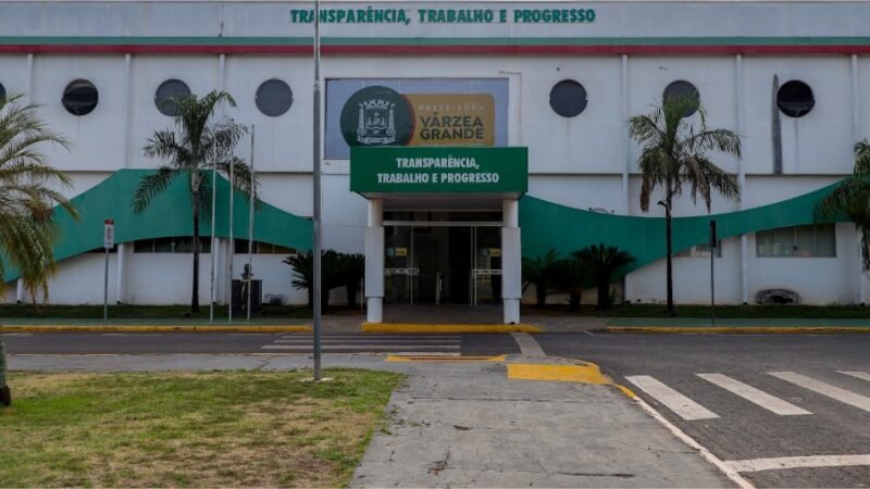 Flávia Moretti sanciona novas leis do PCCS e fortalece carreiras dos servidores de Várzea Grande