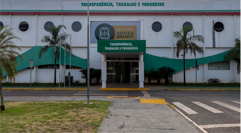 Flávia Moretti sanciona novas leis do PCCS e fortalece carreiras dos servidores de Várzea Grande