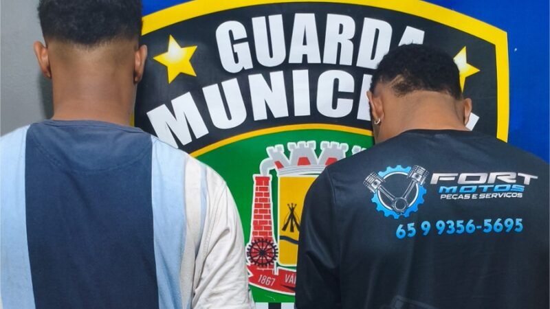 Guarda Municipal recupera moto roubada e prende dois homens desmontando veículo em área de mata