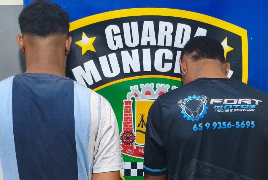 Guarda Municipal recupera moto roubada e prende dois homens desmontando veículo em área de mata