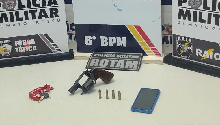 Homem tenta fugir da polícia, bate em viatura e acaba preso com revólver em Cáceres
