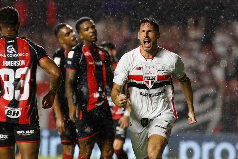 Com gols de Calleri e a volta de Lucas Moura, São Paulo vence Vitória