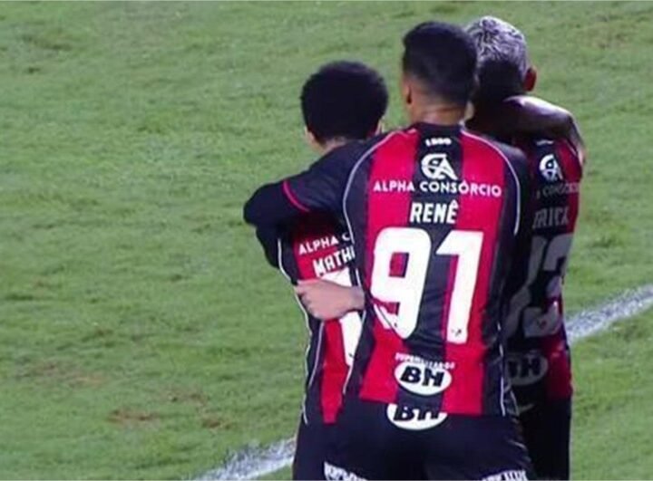 Erick e Matheuzinho comandam goleada do Vitória sobre a Chapecoense