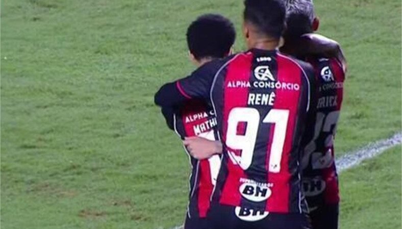 Erick e Matheuzinho comandam goleada do Vitória sobre a Chapecoense