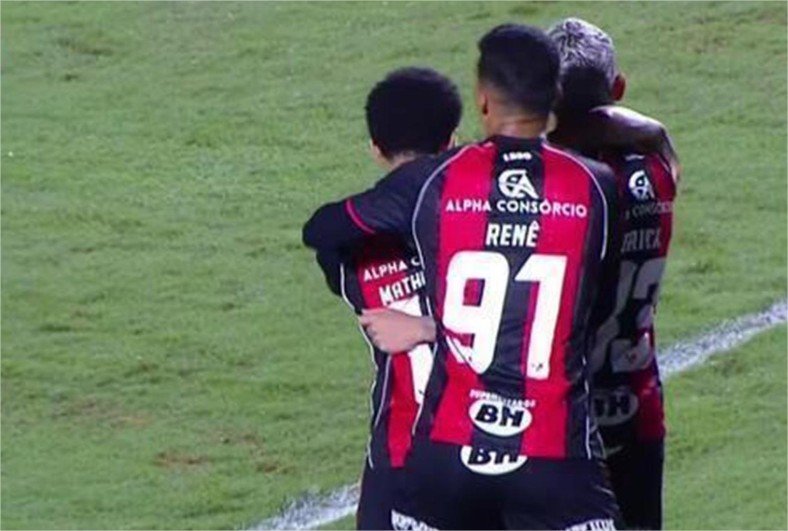 Erick e Matheuzinho comandam goleada do Vitória sobre a Chapecoense