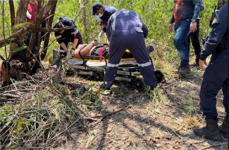 Motociclista perde o controle em curva e bate em árvore na MT-251 entre Cuiabá e Chapada dos Guimarães