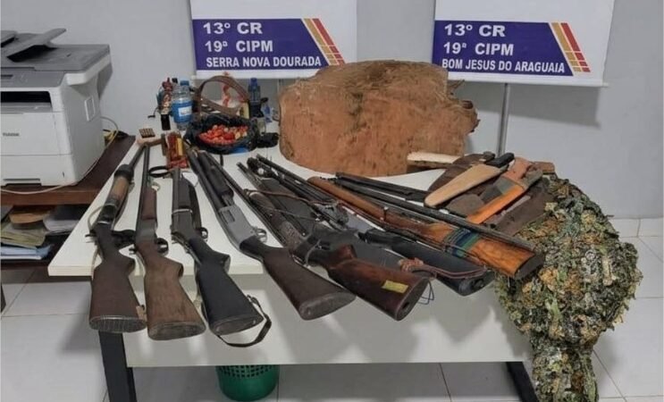 Polícia Militar apreende oito armas de fogo, munições e prende dois homens por porte ilegal