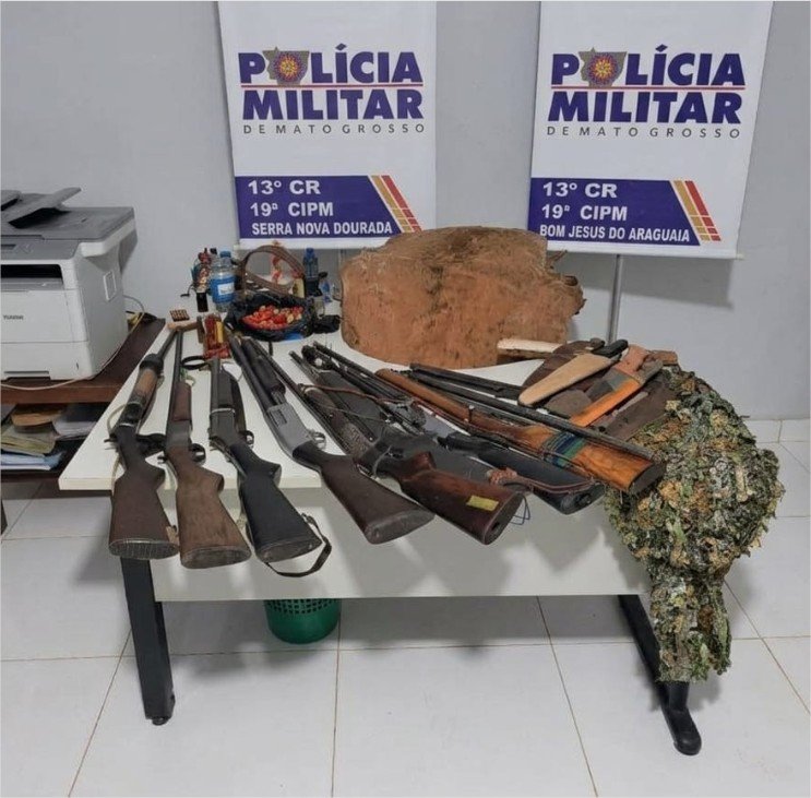 Polícia Militar apreende oito armas de fogo, munições e prende dois homens por porte ilegal