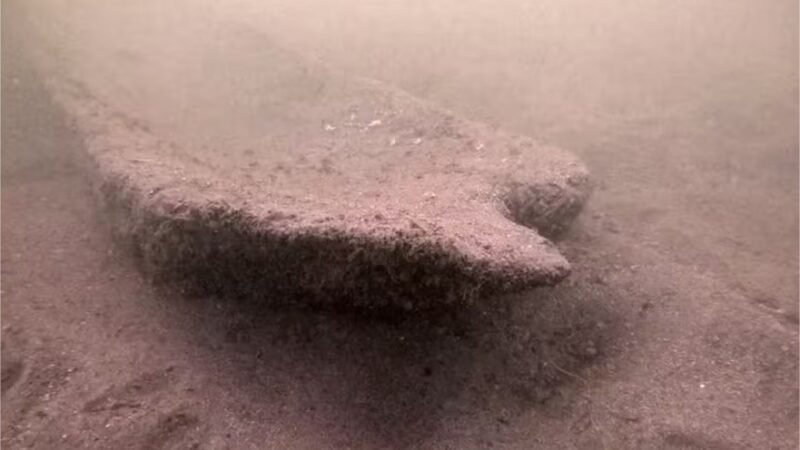Voluntário mergulha para limpar lago e encontra canoa milenar escondida