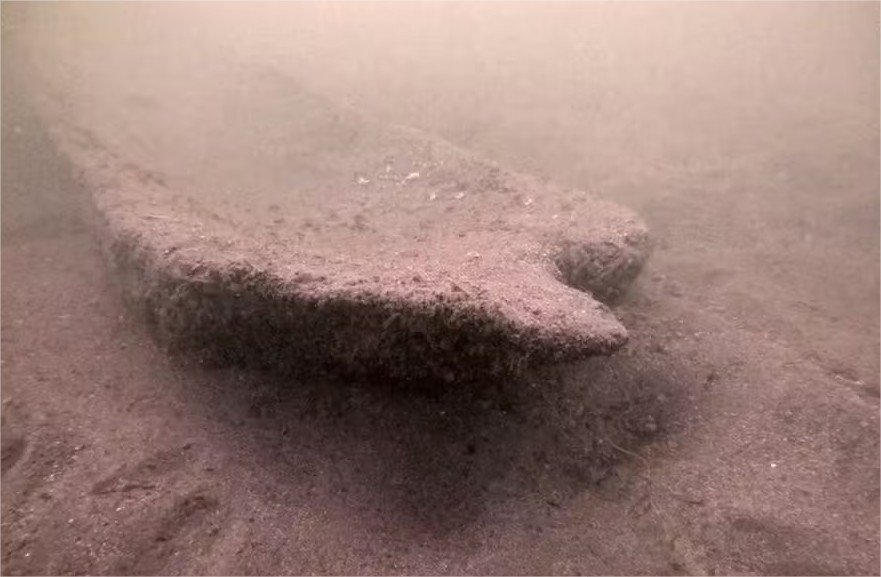 Voluntário mergulha para limpar lago e encontra canoa milenar escondida