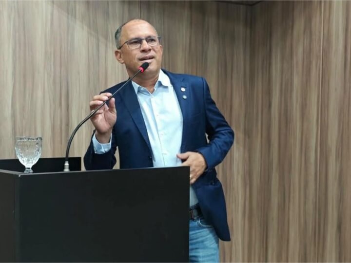 Deputado eleito Fabinho visita a Câmara, discursa na tribuna e agradece apoio de vereadores