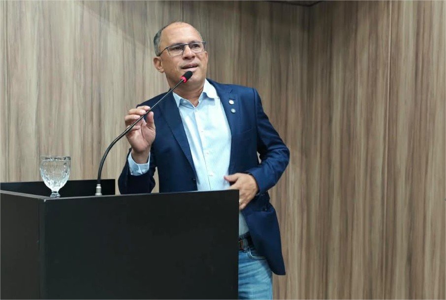 Deputado eleito Fabinho visita a Câmara, discursa na tribuna e agradece apoio de vereadores