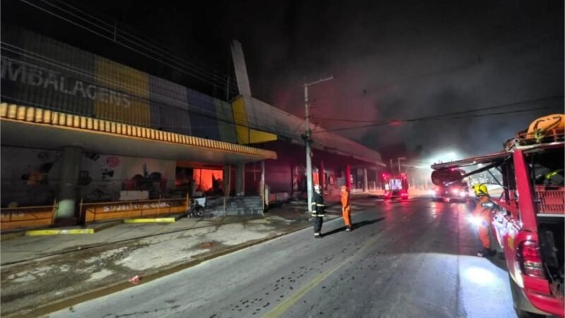 Corpo de Bombeiros utiliza 100 mil litros de água no combate a incêndio de grandes proporções em Cuiabá