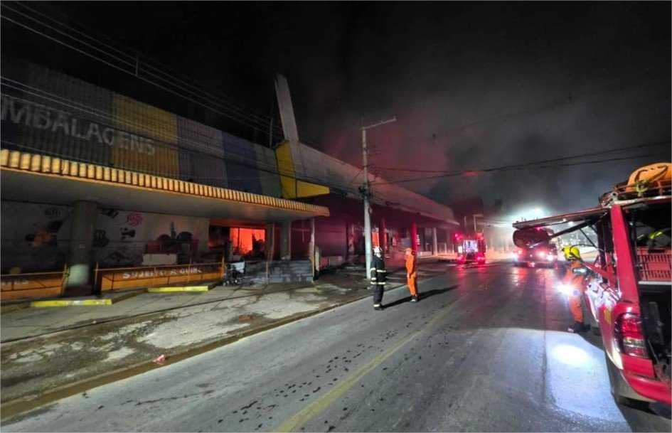 Corpo de Bombeiros utiliza 100 mil litros de água no combate a incêndio de grandes proporções em Cuiabá