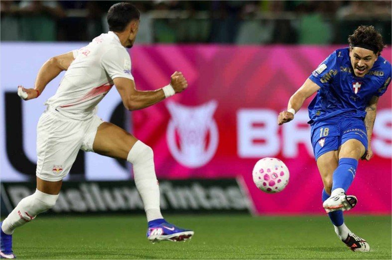 Palmeiras vence Bragantino e dorme na liderança do Brasileirão